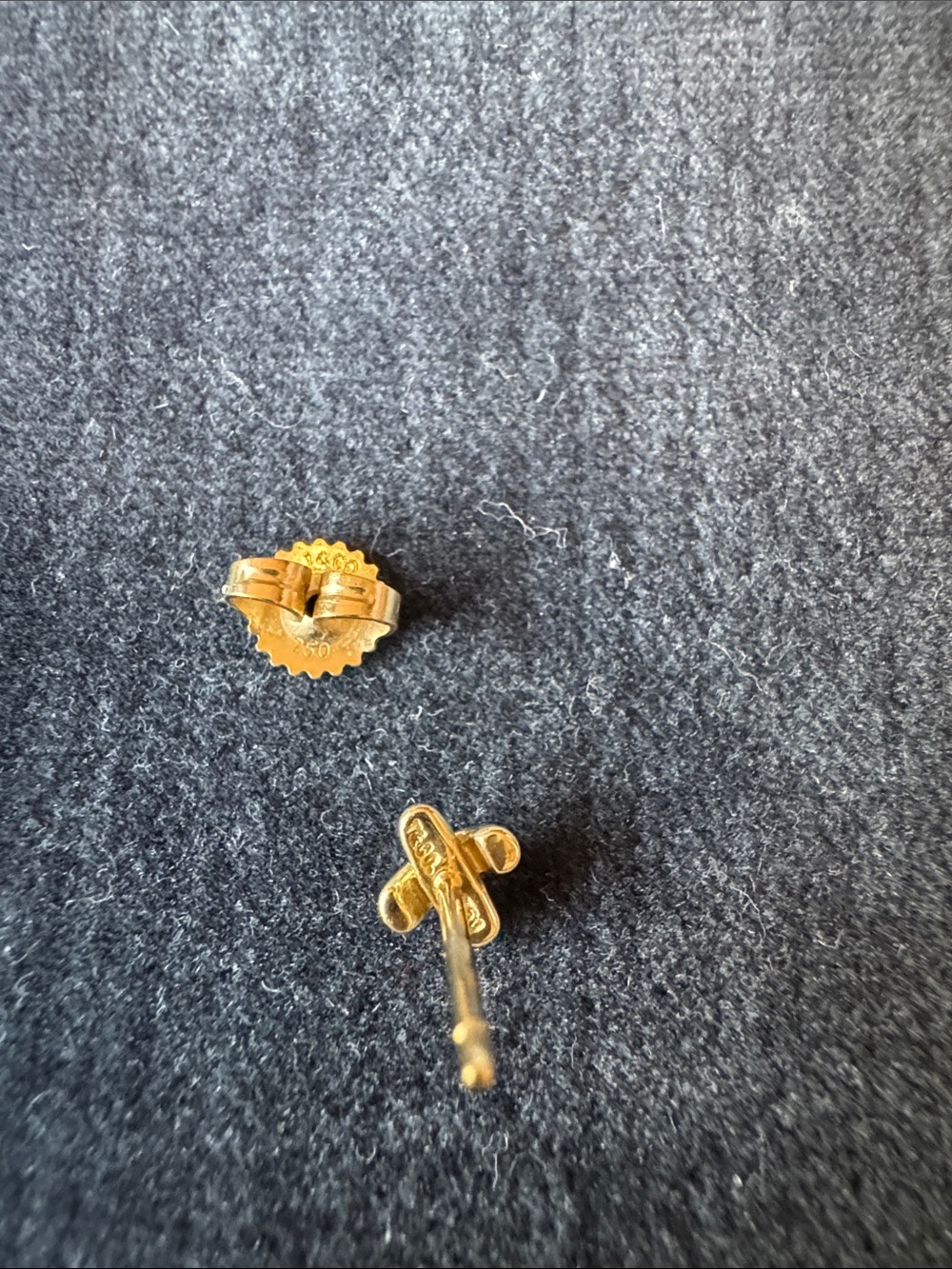 Tiffany 18K SINGLE Stitch Earring. - Picture 5 of 7